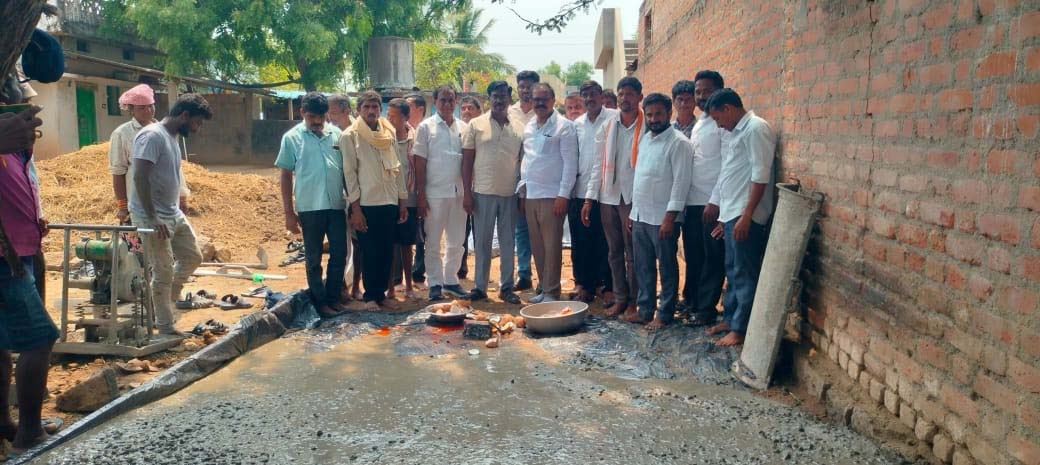 గిరిజన తండాల సంక్షేమానికి ప్రభుత్వం కృషి సీసీ రోడ్డు నిర్మాణ పనులను ప్రారంభించిన మరిపెడ కాంగ్రెస్ నాయకులు