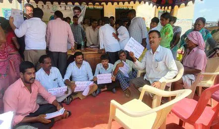 భూ సమస్యలను పరిష్కరించండి.. నేలపై బైఠాయించి రైతుల నిరసన