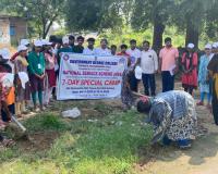 చర్లపాలెంలో శ్రమదానం చేస్తున్న వాలంటర్లు