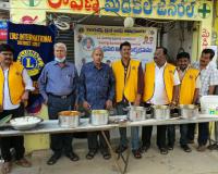 లయన్స్ క్లబ్ ఆధ్వర్యంలో పేపర్ బాయ్స్ లకు స్వేటర్ల పంపిణీ