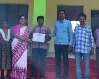 ఐఐటి ధృవపత్రాన్ని అందుకున్న విద్యార్థి విష్ణు