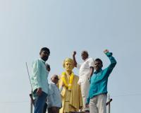 మహాత్మ జ్యోతిబాపూలే 135వ వర్ధంతి సందర్భంగా పూలే విగ్రహానికి పూలమాలలు వేసి నివాళులు అర్పించారు 