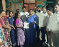 * ముఖ్యమంత్రి సహాయ నిధి చెక్కులను లబ్ధిదారులకు అందజేసిన మంత్రి సీతక్క  