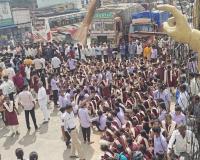 జాతీయ రహదారిపై విద్యార్థినుల ధర్నా