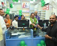 మెడ్ ప్లస్ ఫర్మసి సెంటర్ ను ప్రారంభించిన డీసీసీ అధ్యక్షురాలు భూక్య ఉమా - ఎమ్మెల్యే,మురళీ నాయక్