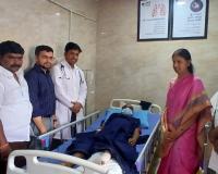 V6 రిపోర్టర్ నర్సింగ్ రావును పరామర్శించిన మాజీ మంత్రి సబితా ఇంద్రారెడ్డి 