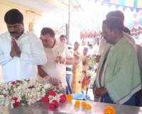 జర్నలిస్ట్ కుటుంబాన్ని ఓదార్చిన మాజీ ఎమ్మెల్యే పెద్ధి