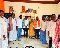 గ్రామ సర్పంచ్ అనూష దామోదర్, గుడి చెర్మన్ పసుపుల ప్రశాంత్‌కు ఘన సన్మానం