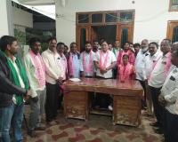 తట్టుపల్లిలో కాంగ్రెస్‌కు భారీ షాక్ 100 మంది రాజీనామాలు