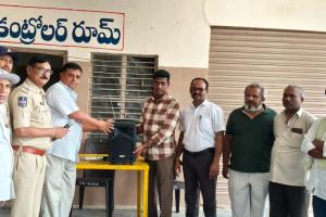 పాలకుర్తి బస్టాండుకు మైక్ సెట్ అందించిన   మహాత్మ హెల్పింగ్ హాండ్స్ వ్యవస్థాపకులు శ్రీ గంటా రవీందర్