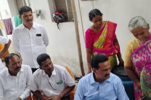బాధిత కుటుంబాన్ని పరామర్శ కామారెడ్డి మాజీ శాసనసభ్యులు గంప గోవర్ధన్ 