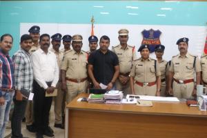 వృద్ధురాలును చంపి బంగారం దొంగలించకపోయిన కేసులో  నేరస్తుని అరెస్టు చేసిన కేసు చేదనలో కీలక పాత్ర వహించిన పోలీస్ అధికారులకు సిబ్బందికి నగదు రివార్డు అందజేసిన పోలీస్ కమిషనర్ మేడమ్ గారు 