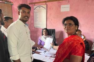   చింతకుంట తండా  సర్పంచ్ పదవికి నామినేషన్ శాఖలు వేసిన పాత్లావత్ శారద