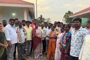 రాష్ట్ర మంత్రి వర్యులు సీతక్క  సమక్షంcలో బిఆర్ఎస్ పార్టీనీ విడి కాంగ్రెస్ పార్టీలో చేరికలు