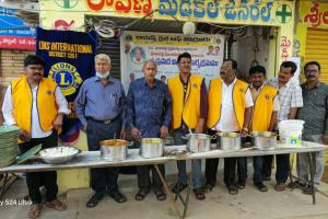 లయన్స్ క్లబ్ ఆధ్వర్యంలో పేపర్ బాయ్స్ లకు స్వేటర్ల పంపిణీ