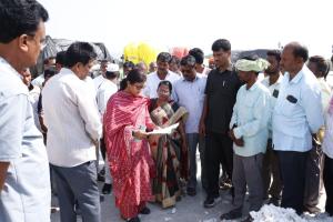 సజావుగా పత్తి కొనుగోళ్లు చేపట్టాలి జిల్లా కలెక్టర్