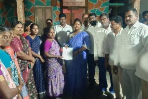 * ముఖ్యమంత్రి సహాయ నిధి చెక్కులను లబ్ధిదారులకు అందజేసిన మంత్రి సీతక్క  