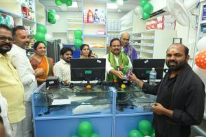 మెడ్ ప్లస్ ఫర్మసి సెంటర్ ను ప్రారంభించిన డీసీసీ అధ్యక్షురాలు భూక్య ఉమా - ఎమ్మెల్యే,మురళీ నాయక్