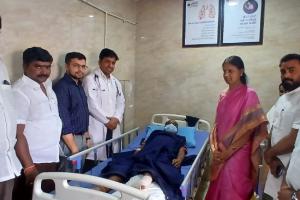 V6 రిపోర్టర్ నర్సింగ్ రావును పరామర్శించిన మాజీ మంత్రి సబితా ఇంద్రారెడ్డి 