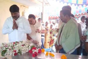 జర్నలిస్ట్ కుటుంబాన్ని ఓదార్చిన మాజీ ఎమ్మెల్యే పెద్ధి