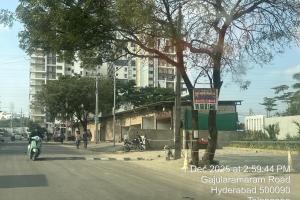 ఎమ్మెల్యే అనుచరుడు వైన్ షాప్ కోసం రోడ్డుపై  షేడ్స్ అక్రమ నిర్మాణాలు.. ఆకుల సతీష్ & నల్ల జై శంకర్ గౌడ్ 