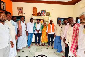 గ్రామ సర్పంచ్ అనూష దామోదర్, గుడి చెర్మన్ పసుపుల ప్రశాంత్‌కు ఘన సన్మానం