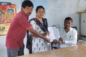 ఈదులకుంట తండా సర్పంచ్ అభ్యర్థిగా రజిని నామినేషన్