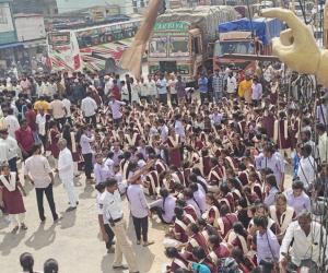 జాతీయ రహదారిపై విద్యార్థినుల ధర్నా